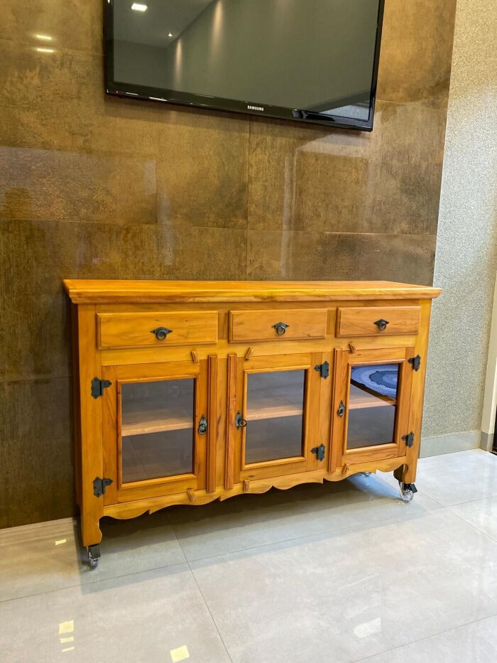 Imagem de https://cdn.interago.com.br/img/jpeg/w_0_q_8/17/mc/Selecionamos para voce/Buffet Madeira Maciça Com Porta de Vidro