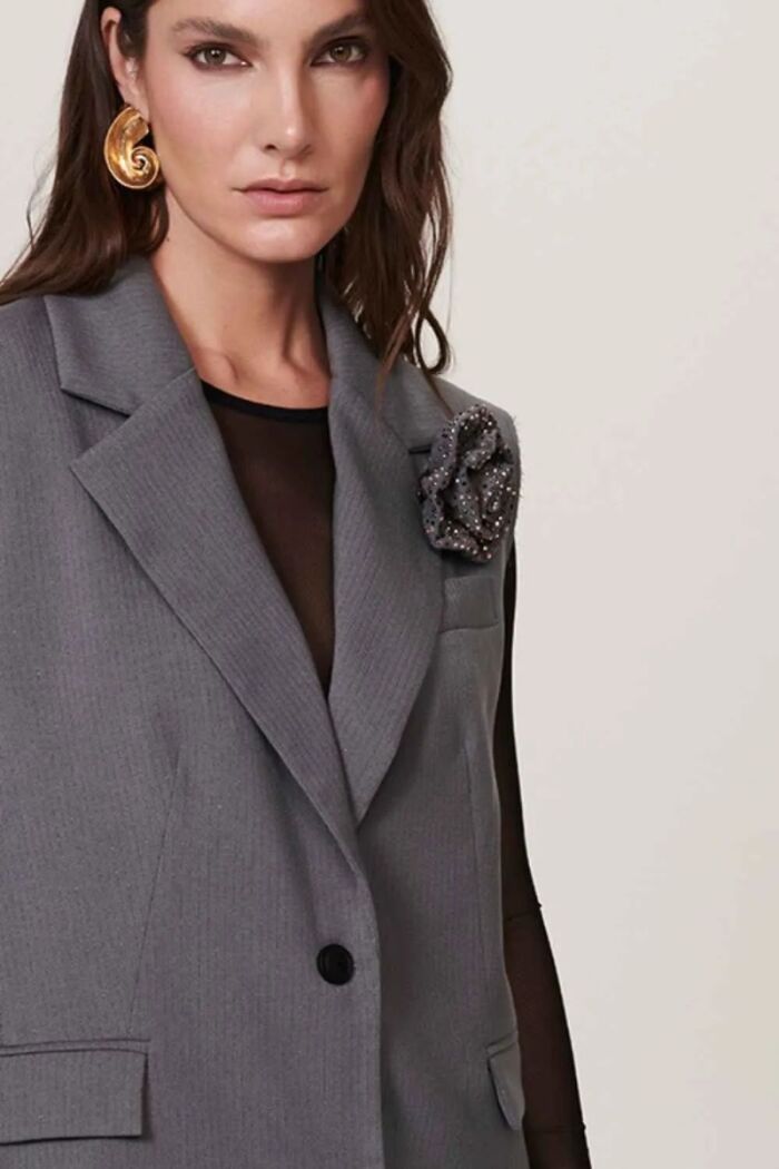 Imagem de Colete Dalia Cinza Stone Le Blog