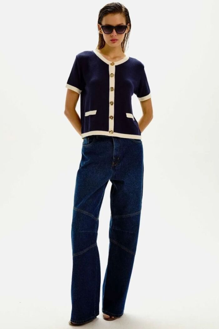 Imagem de Blusa Marta Azul Marinho e Off Le Blog