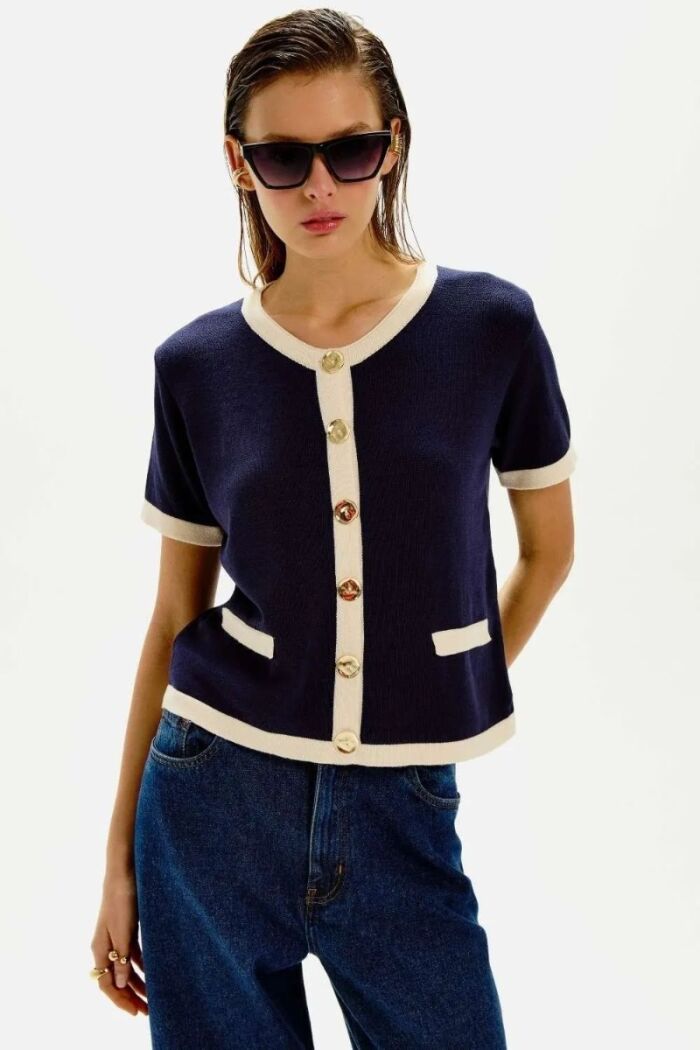 Imagem de Blusa Marta Azul Marinho e Off Le Blog