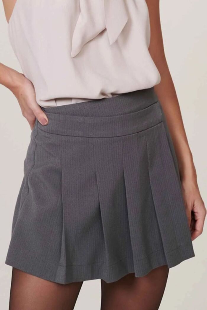 Imagem de Short Saia Dalia Cinza Stone Le Blog