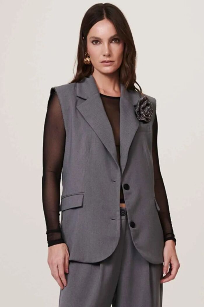 Imagem de Colete Dalia Cinza Stone Le Blog