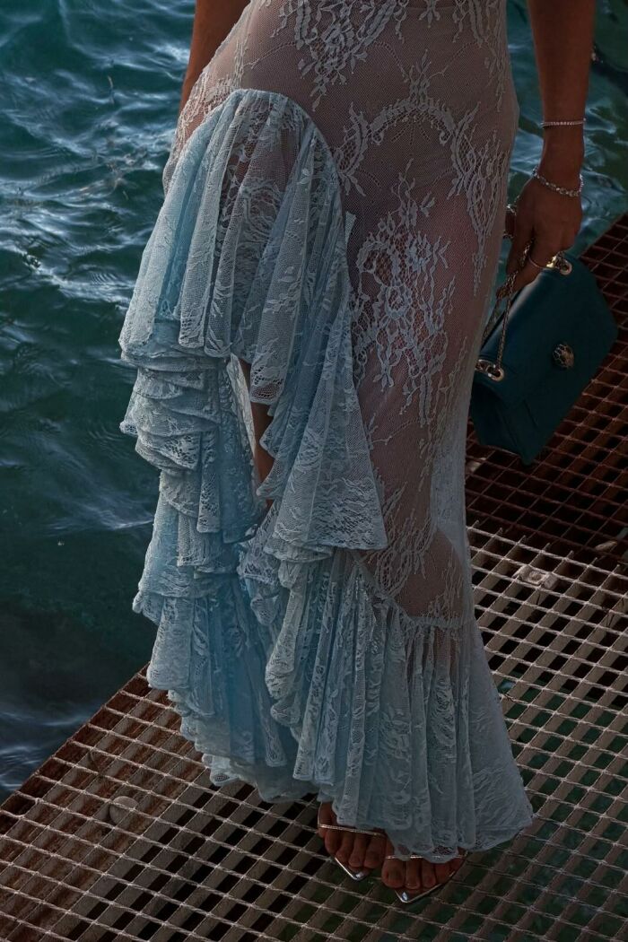 Imagem de Vestido Mídi Em Renda Com Barra Assimetria Volumosa Azul Oceano Zen