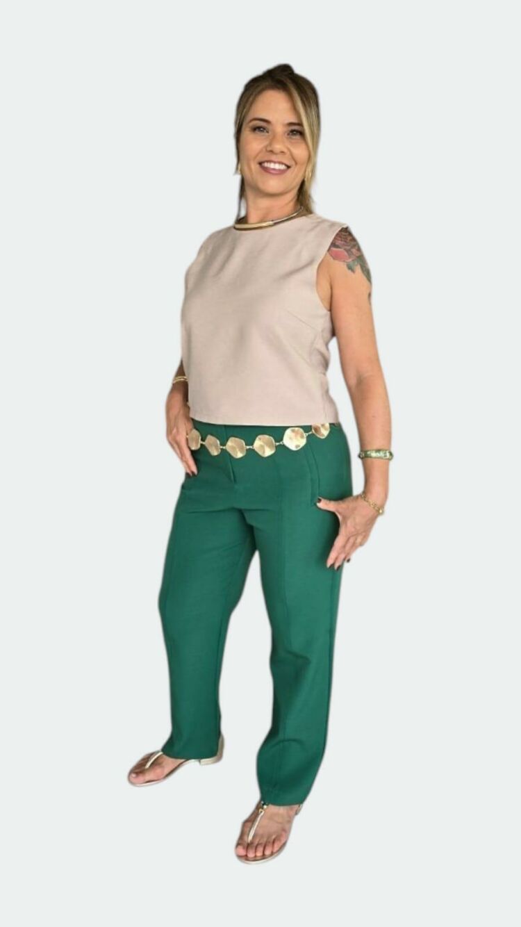 Imagem do produto Regata Bege Feminina de Viscose com Alça Grossa, Decote Canoa e Recorte Transpassado nas Costas – Conforto, Estilo e Leveza