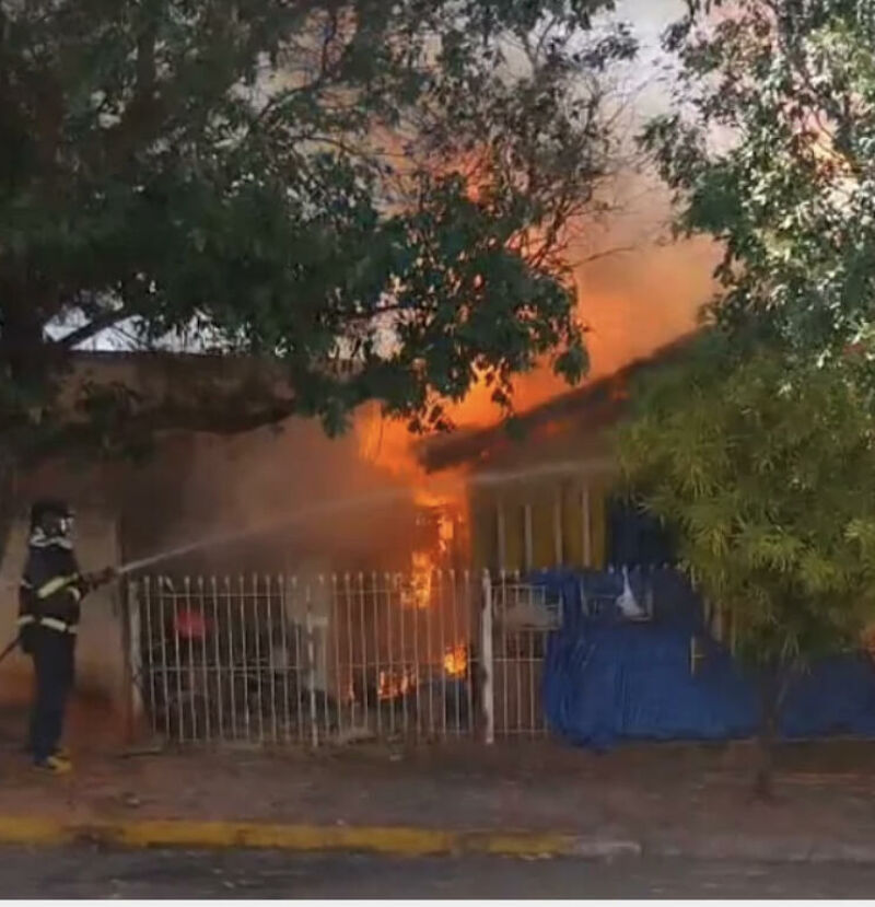 Ilustração da notícia Fim de relacionamento pode ter motivado incêndio em casa de madeira em Cassilândia