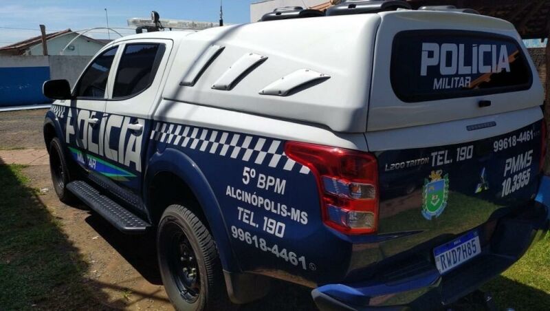 Imagem ilustrativa da matéria Motorista é preso pela PM por embriaguez ao volante após colidir carro contra poste em Alcinópolis
