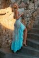 Imagem adicional 1 do item Vestido Mídi Em Renda Com Barra Assimetria Volumosa Azul Oceano Zen