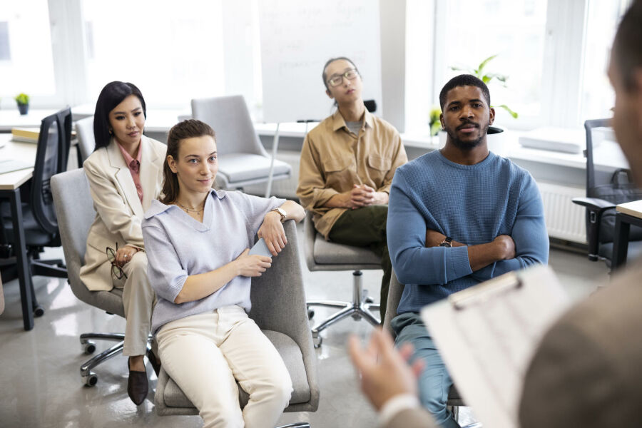 Imagem close-up-people-learning-officejpg