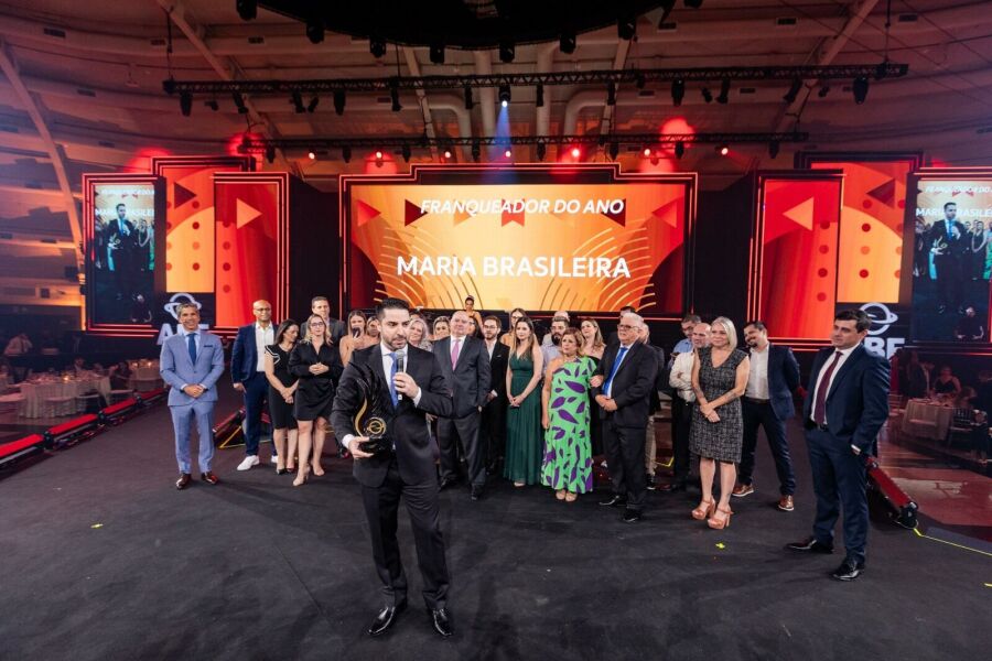 Felipe Buranello, Sócio-fundador da Maria Brasileira, e equipe da Maria Brasileira recebendo o prêmio de Franqueador do Ano 2024