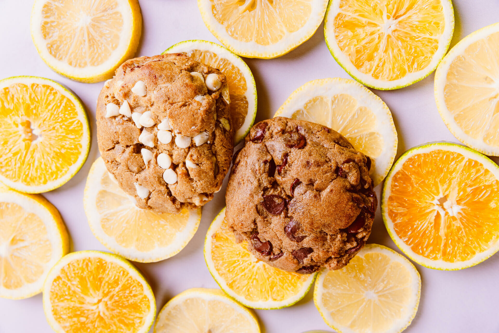 Imagem de fundo Banner com cookies de limão e laranja com chocolate da Duckbill