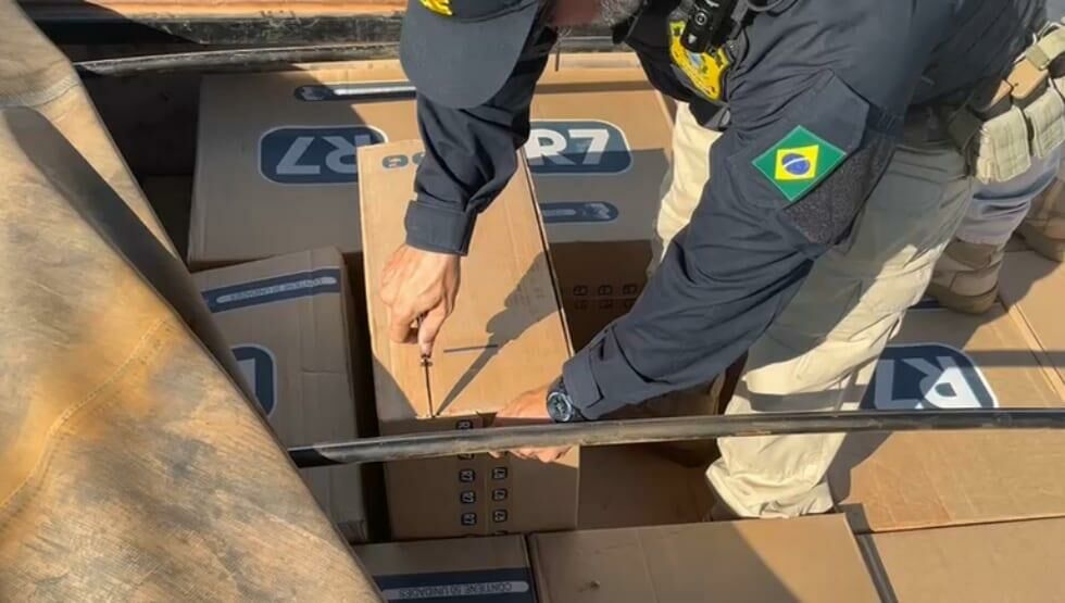 Imagem de compartilhamento para o artigo Caminhoneiro é preso com 300 mil maços de cigarros e munições na BR-163, em Coxim da MS Todo dia