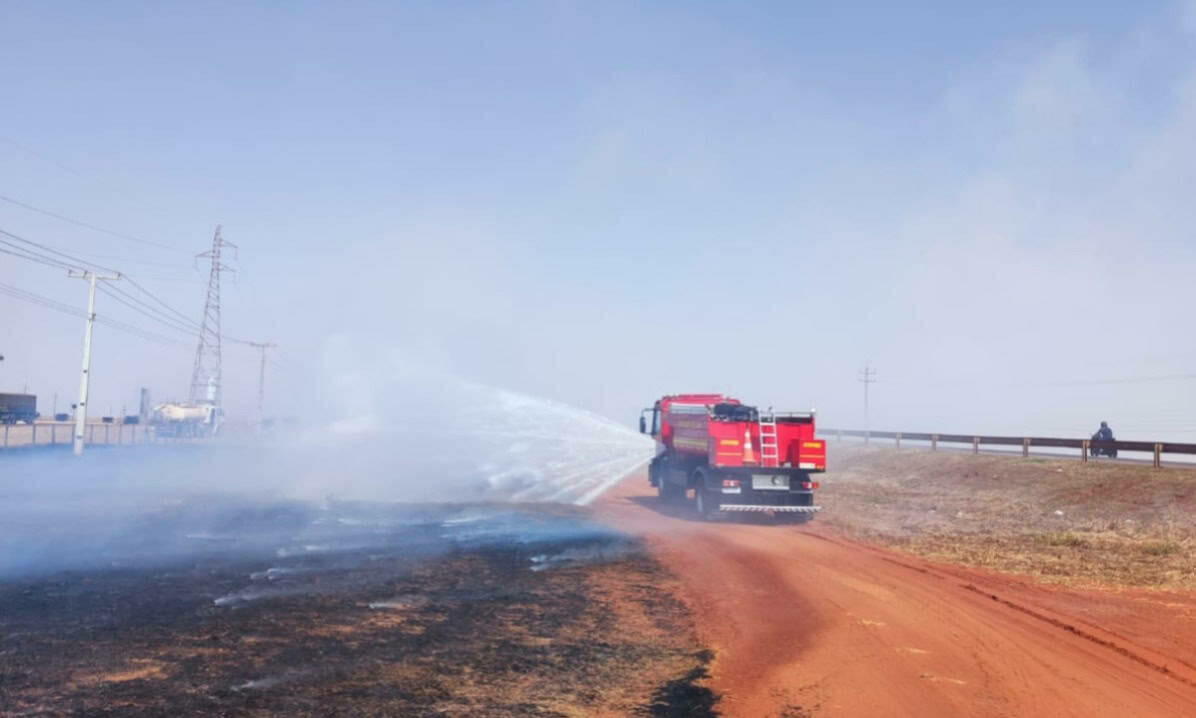 Imagem de compartilhamento para o artigo Corpo de Bombeiros combate dois incêndios de grandes proporções em São Gabriel do Oeste da MS Todo dia