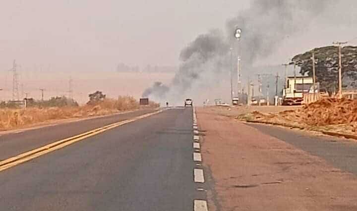 Imagem de compartilhamento para o artigo Incêndio em vegetação bloqueia totalmente BR-163, em São Gabriel do Oeste da MS Todo dia