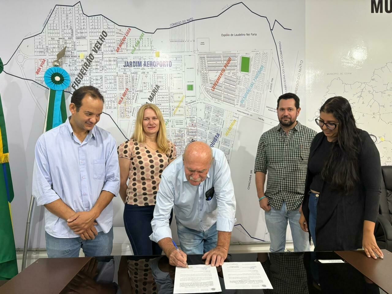 Imagem de compartilhamento para o artigo No Dia do Professor, Juvenal Consolaro anuncia obras em escolas municipais de Figueirão da MS Todo dia