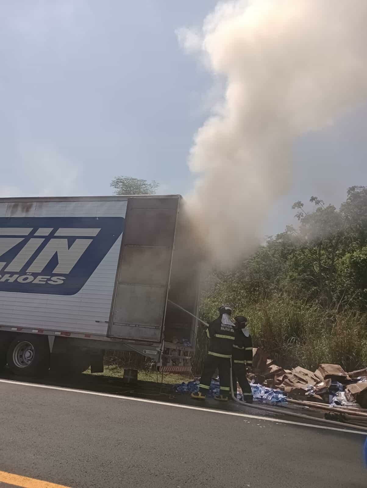 Imagem de compartilhamento para o artigo Carreta pega fogo e BR-163 fica interditada por quase duas horas em Bandeirantes da MS Todo dia