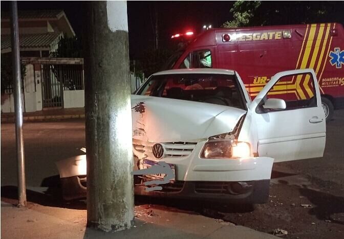 Imagem de compartilhamento para o artigo Motorista colide em poste na madrugada de domingo em Chapadão do Sul após sair de festa da faculdade da MS Todo dia