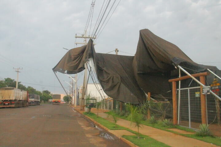 Imagem de compartilhamento para o artigo Chuva de granizo causa estragos e deixa Chapadão do Sul sem energia neste domingo da MS Todo dia