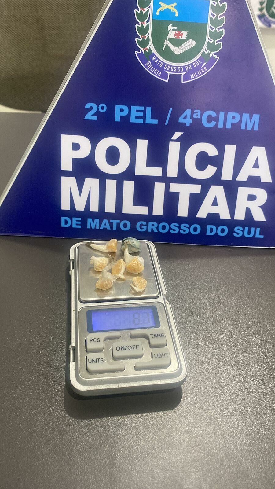 Imagem de compartilhamento para o artigo Polícia Militar flagra jovem de 22 anos arremessando pasta base de cocaína por cima de muro em Costa Rica da MS Todo dia