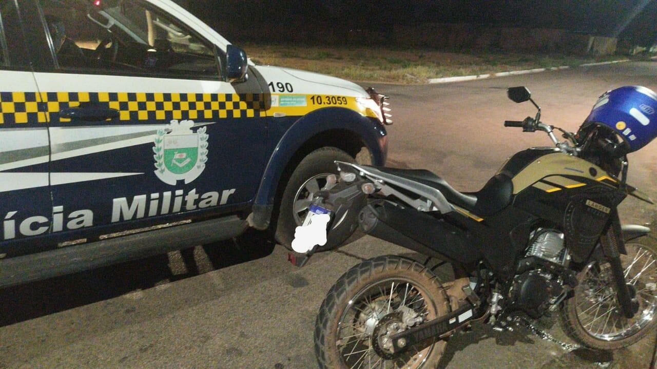 Imagem de compartilhamento para o artigo Polícia Militar prende jovem motociclista de 18 anos por direção perigosa em Coxim da MS Todo dia