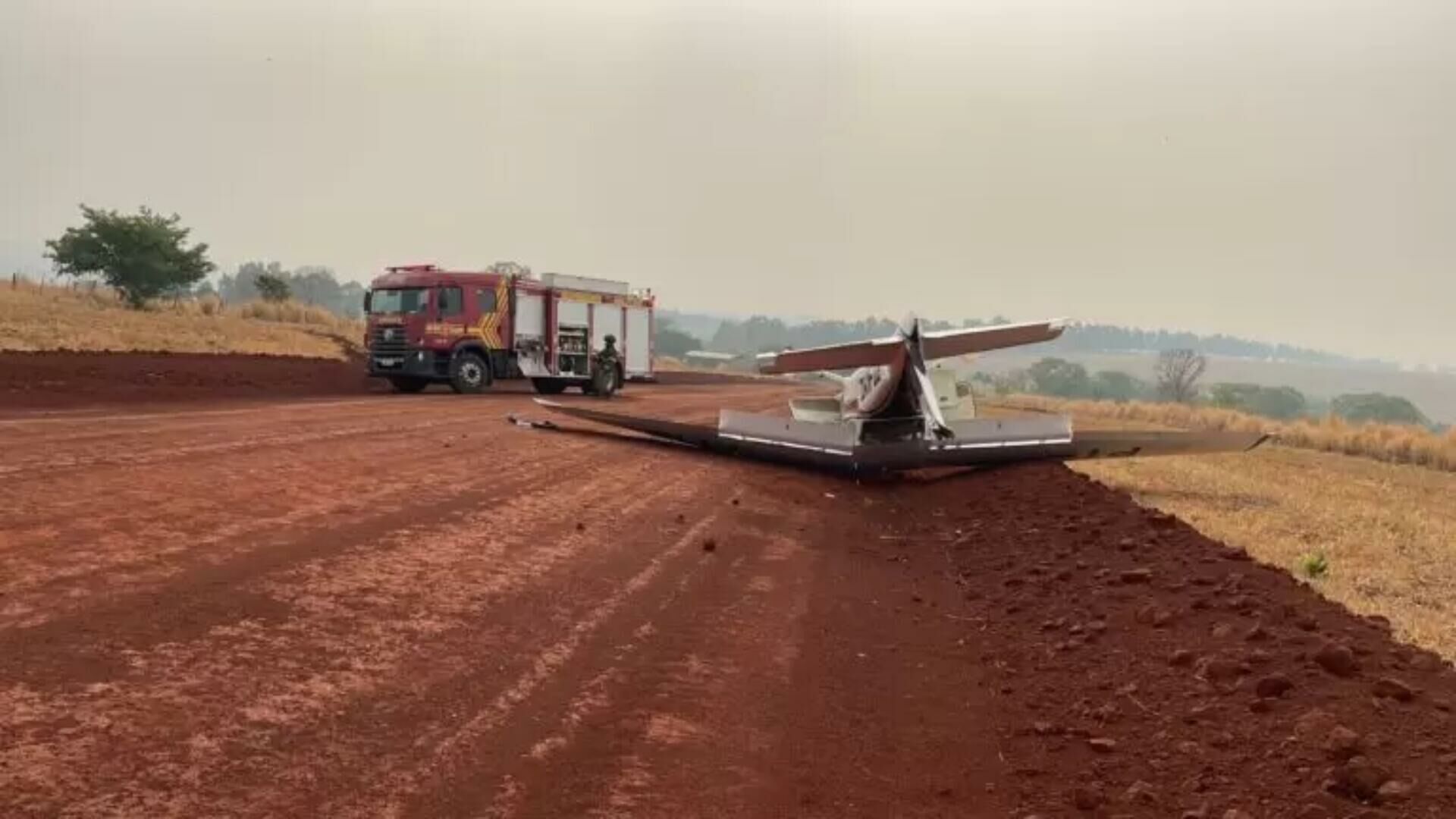 Imagem de compartilhamento para o artigo Avião capota durante pouso e deixa dois feridos em fazenda de Chapadão do Sul da MS Todo dia