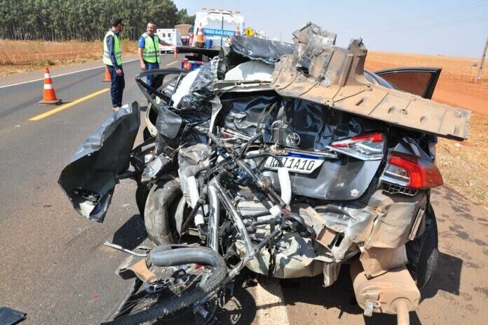 Imagem de compartilhamento para o artigo Carro fica destruído e motorista ferido em grave batida com carreta em Chapadão do Sul da MS Todo dia