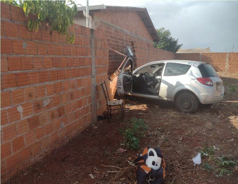 Imagem de compartilhamento para o artigo Acidente envolvendo dois veículos em Chapadão do Sul deixa mulheres feridas e casa tem muro derrubado da MS Todo dia