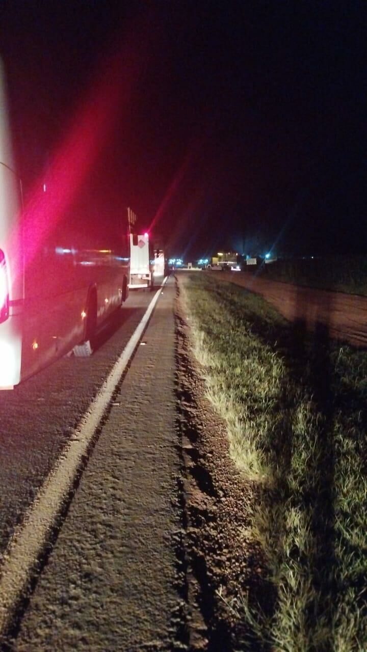 Imagem de compartilhamento para o artigo Carreta carregada com madeira tomba na MS-306 próximo a Costa Rica da MS Todo dia