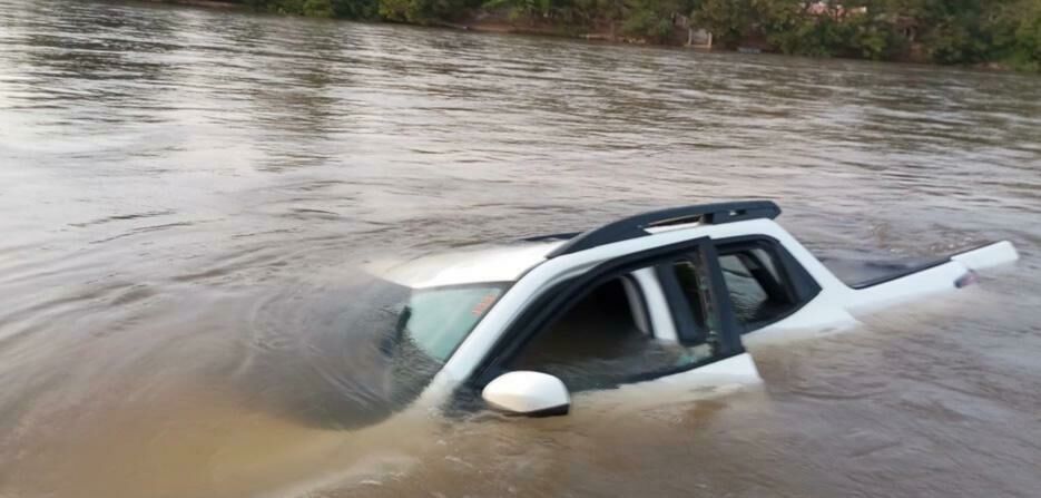 Imagem de compartilhamento para o artigo Homem pede ajuda de amigos pelo celular depois de cair com picape no rio Taquari em Coxim da MS Todo dia