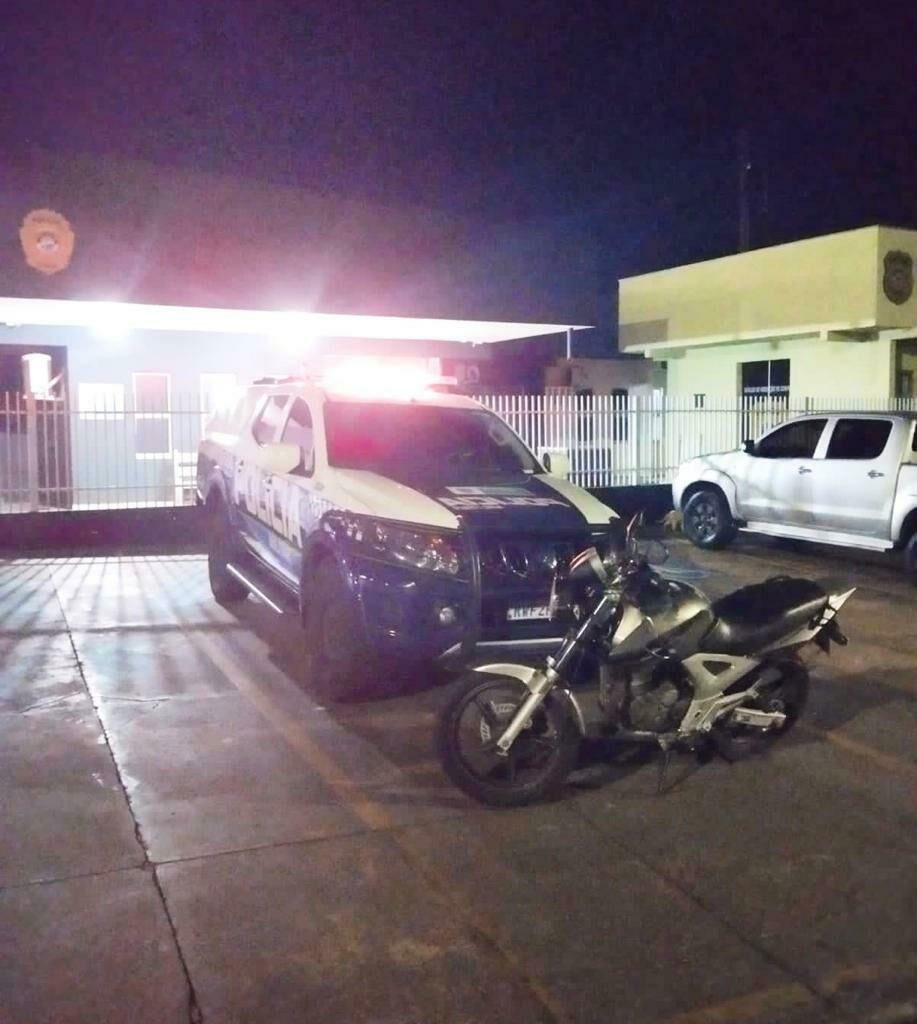 Imagem de compartilhamento para o artigo Jovens em motocicleta desobedecem ordem de parada, fogem na contramão e são presos pela PM de Costa Rica da MS Todo dia