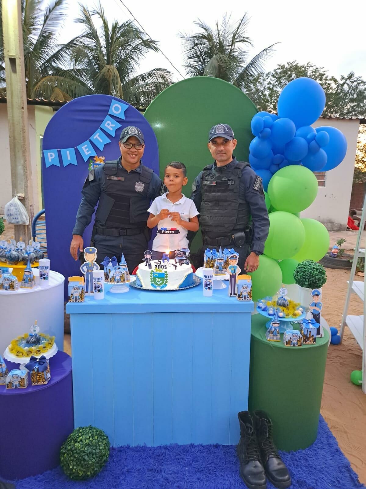 Imagem de compartilhamento para o artigo Criança de 5 anos, que sonha em ser policial, recebe surpresa de aniversário da PM de Coxim da MS Todo dia