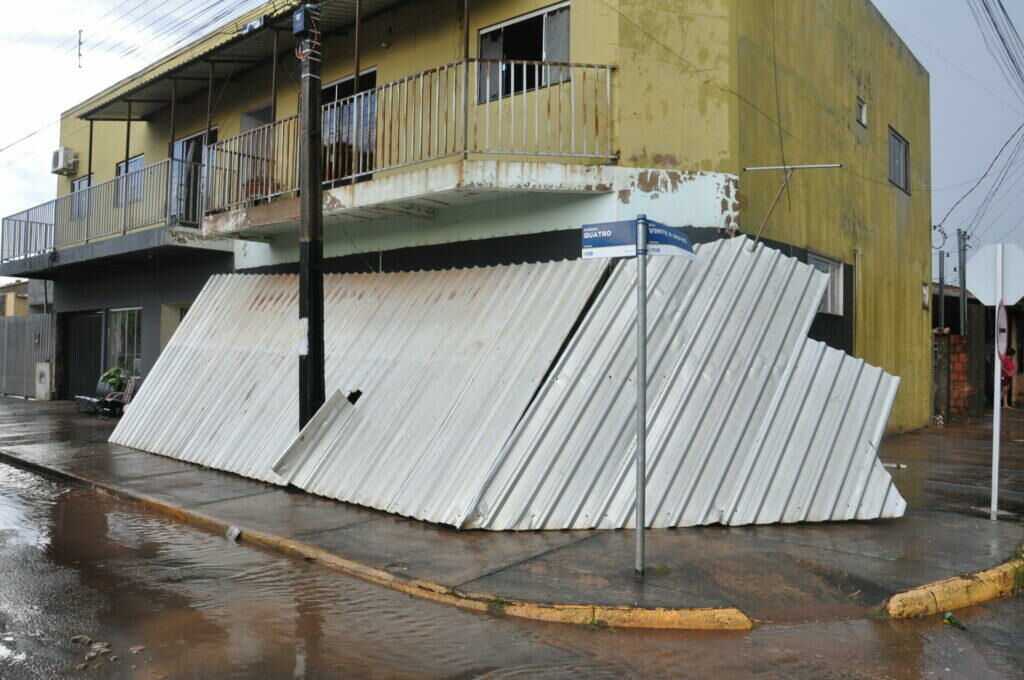 Imagem de compartilhamento para o artigo Temporal com ventos que atingiram os 90 km/h assusta moradores e deixa rastro de destruição em Chapadão do Sul da MS Todo dia