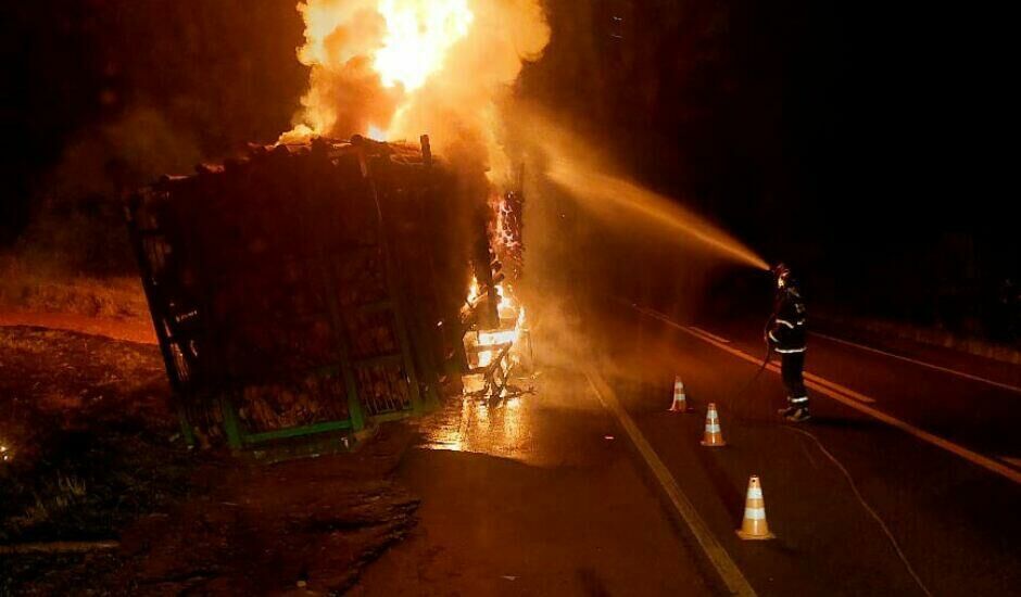 Imagem de compartilhamento para o artigo Carreta tritrem que transportava eucalipto pega fogo na BR-262 em MS da MS Todo dia