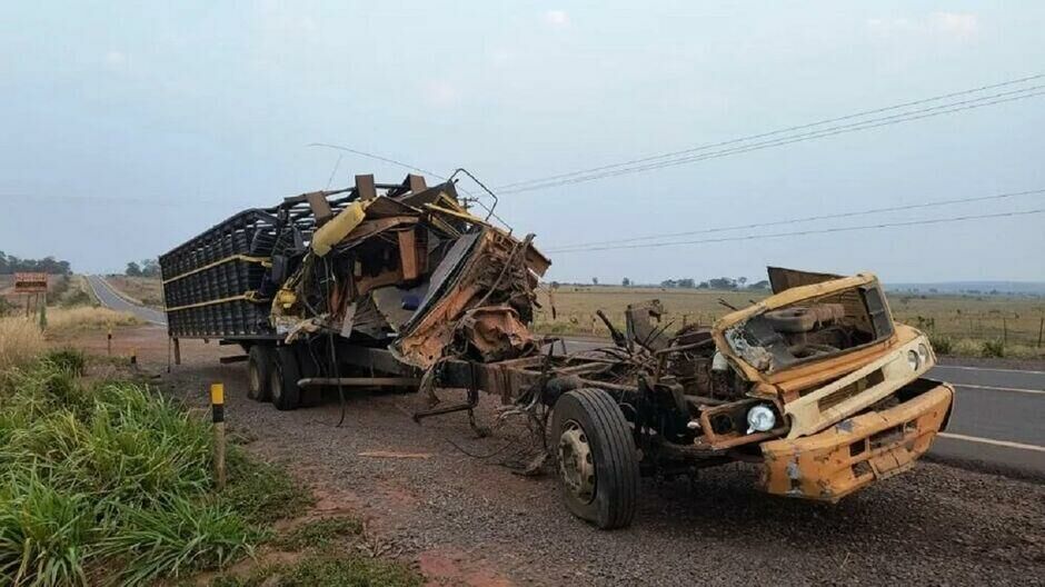 Imagem de compartilhamento para o artigo Caminhoneiro de Cassilândia fica ferido e caminhão destruído após acidente com carreta na MS-338, em Bataguassu da MS Todo dia