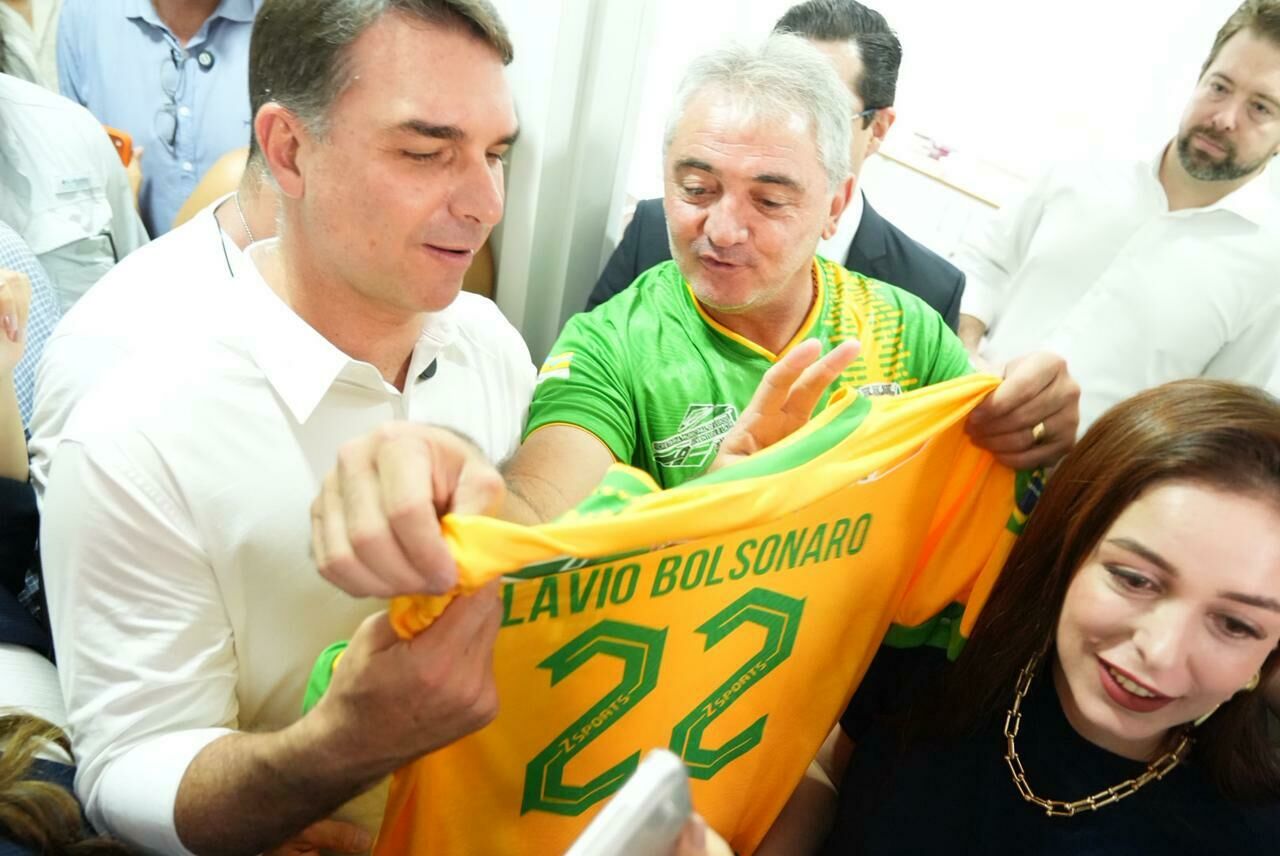 Imagem de compartilhamento para o artigo Vereador Emerson Sapo se reúne com Capitão Contar e senador Flávio Bolsonaro em Campo Grande da MS Todo dia