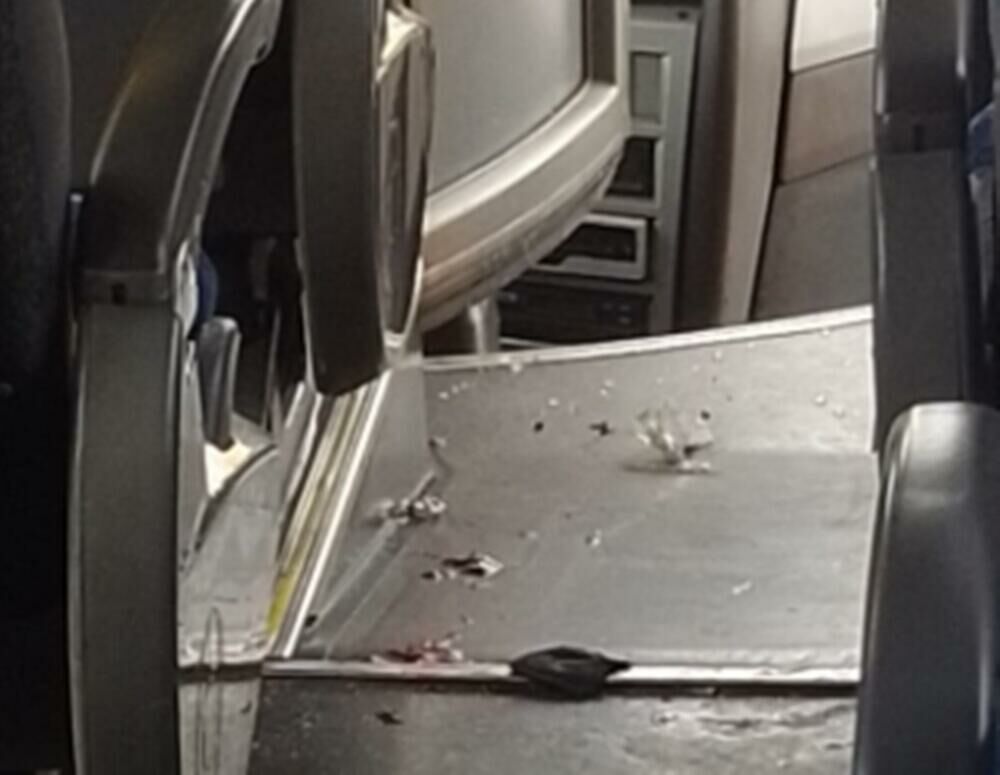 Imagem de compartilhamento para o artigo Peça se desprende de caminhão e atinge criança em ônibus na BR-163, em Coxim da MS Todo dia