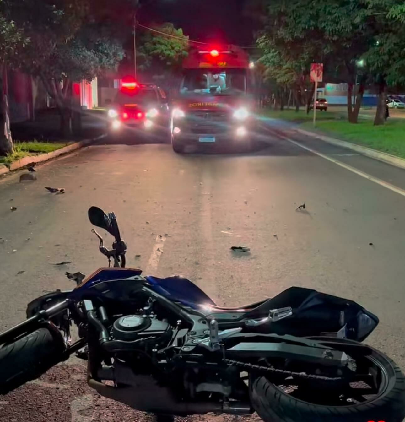 Imagem de compartilhamento para o artigo Motociclista que colidiu em uma árvore em Chapadão do Sul foi transferido para Capital  da MS Todo dia