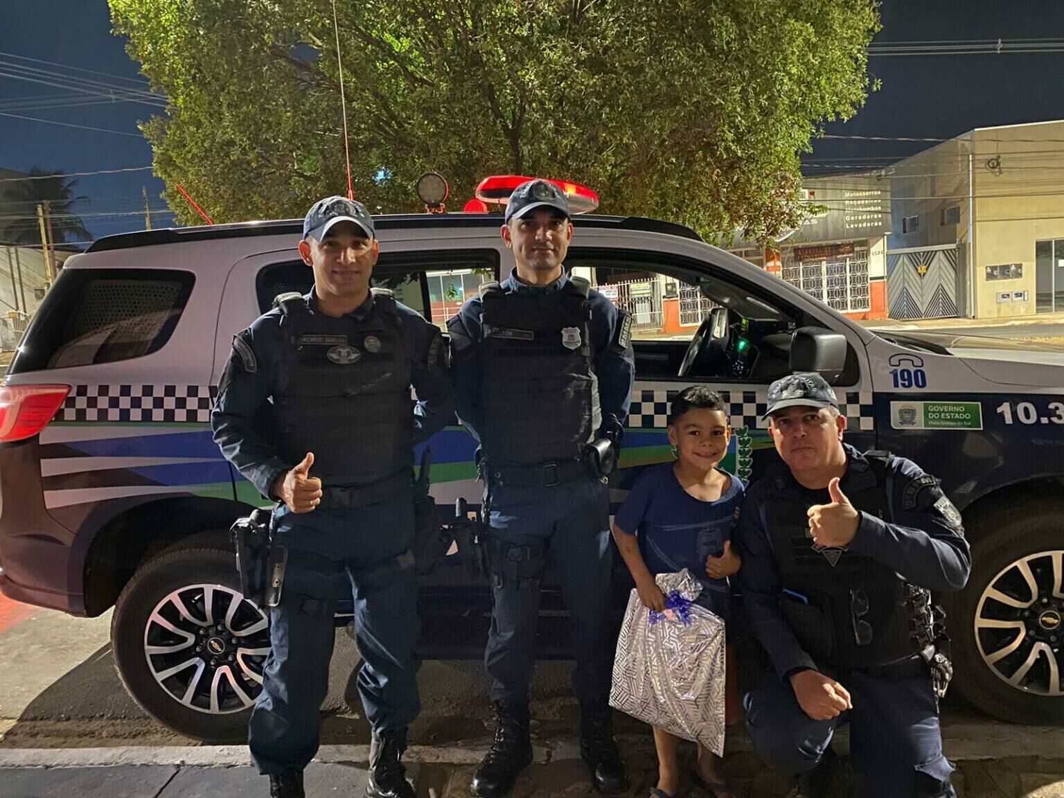 Imagem de compartilhamento para o artigo No aniversário, policiais surpreendem menino de 6 anos com presente e passeio de viatura em Coxim da MS Todo dia