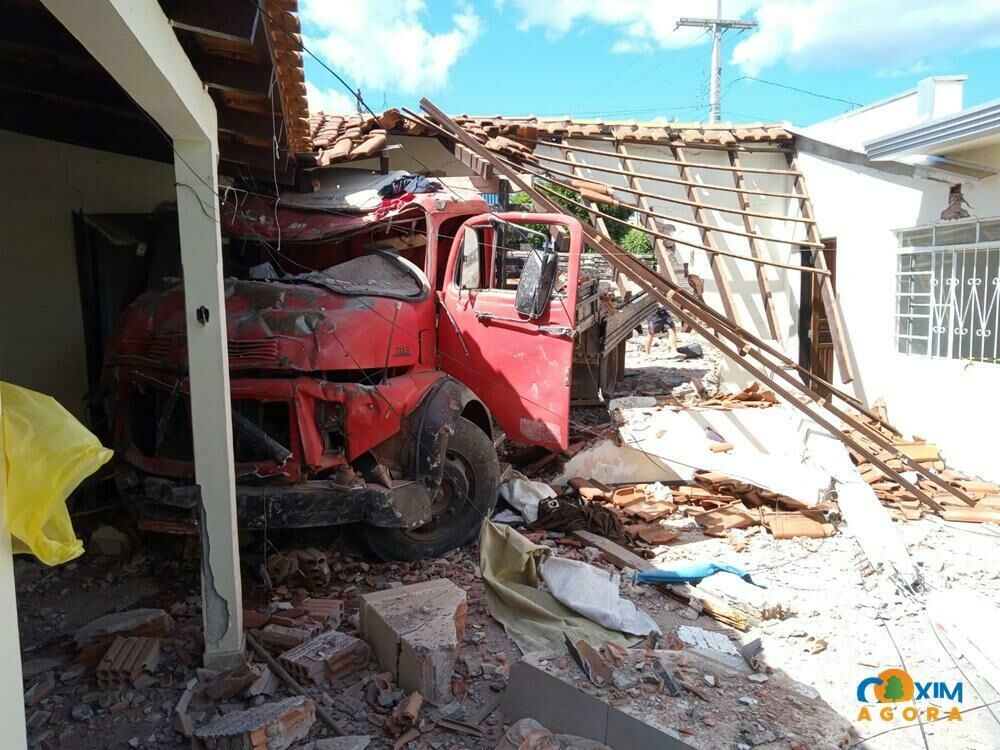 Imagem de compartilhamento para o artigo Caminhão perde o freio e invade duas casas em Coxim da MS Todo dia