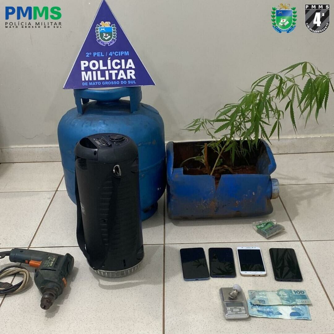 Imagem de compartilhamento para o artigo Menores são apreendidos com planta de maconha, droga e dinheiro em Costa Rica da MS Todo dia