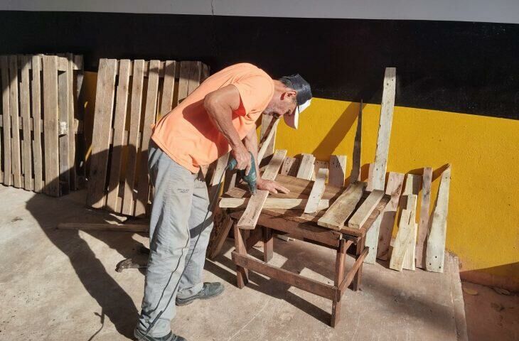 Imagem de compartilhamento para o artigo Móveis sustentáveis feitos em presídio de Coxim vão auxiliar projeto que atende mulheres artesãs da MS Todo dia