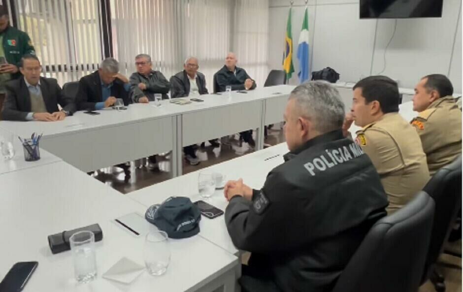 Imagem de compartilhamento para o artigo Eduardo Riedel restabelece 7 níveis de progressão para policiais e bombeiros militares em MS da MS Todo dia