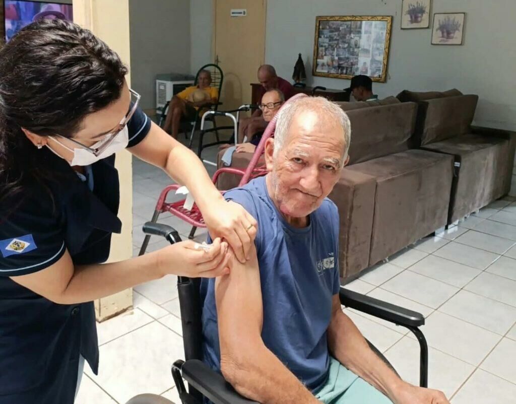 Imagem de compartilhamento para o artigo Camapuã atualiza vacinação no Lar dos Idosos e garante prevenção da MS Todo dia