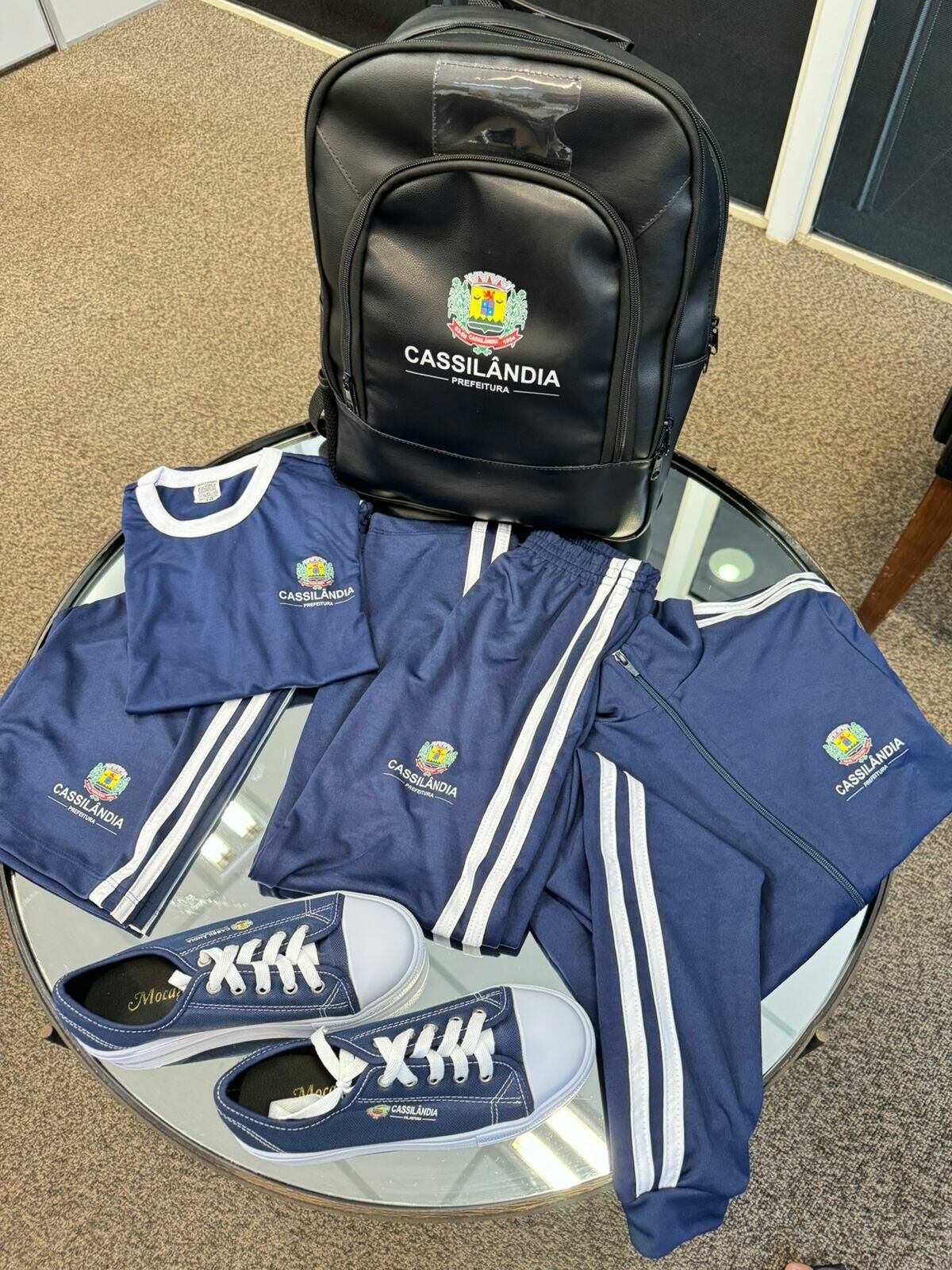 Imagem de compartilhamento para o artigo Cassilândia garante uniformes completos com tênis para alunos da rede municipal em 2026 da MS Todo dia