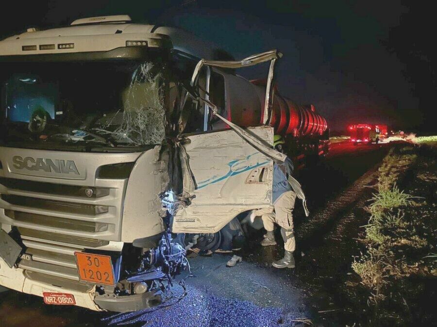 Imagem de compartilhamento para o artigo Carreta de combustível colide de frente com outro caminhão na BR-060, entre Paraíso das Águas e Chapadão do Sul da MS Todo dia