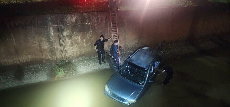 Imagem de compartilhamento para o artigo PM resgata bebê, duas adolescentes e um homem após carro cair em córrego em Paranaíba da MS Todo dia