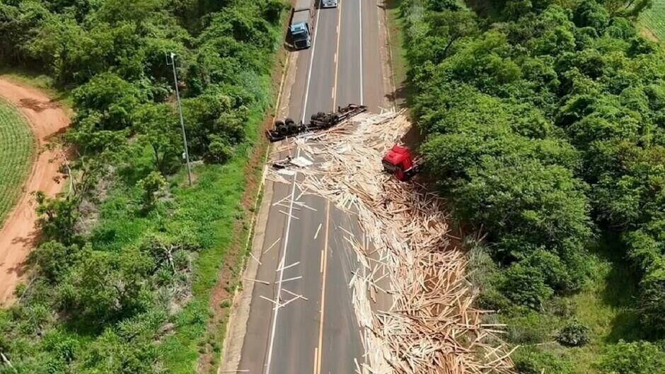 Imagem de compartilhamento para o artigo Carreta carregada de madeira tomba e motorista fica ferido na BR-163, em Bandeirantes da MS Todo dia