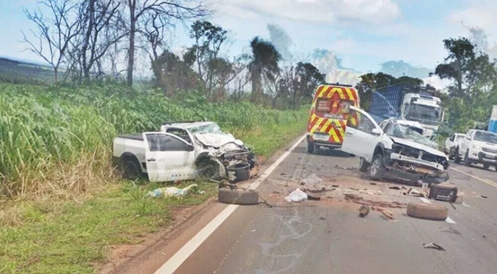 Imagem de compartilhamento para o artigo Batida frontal entre picapes deixa dois mortos na BR-163, em Bandeirantes da MS Todo dia