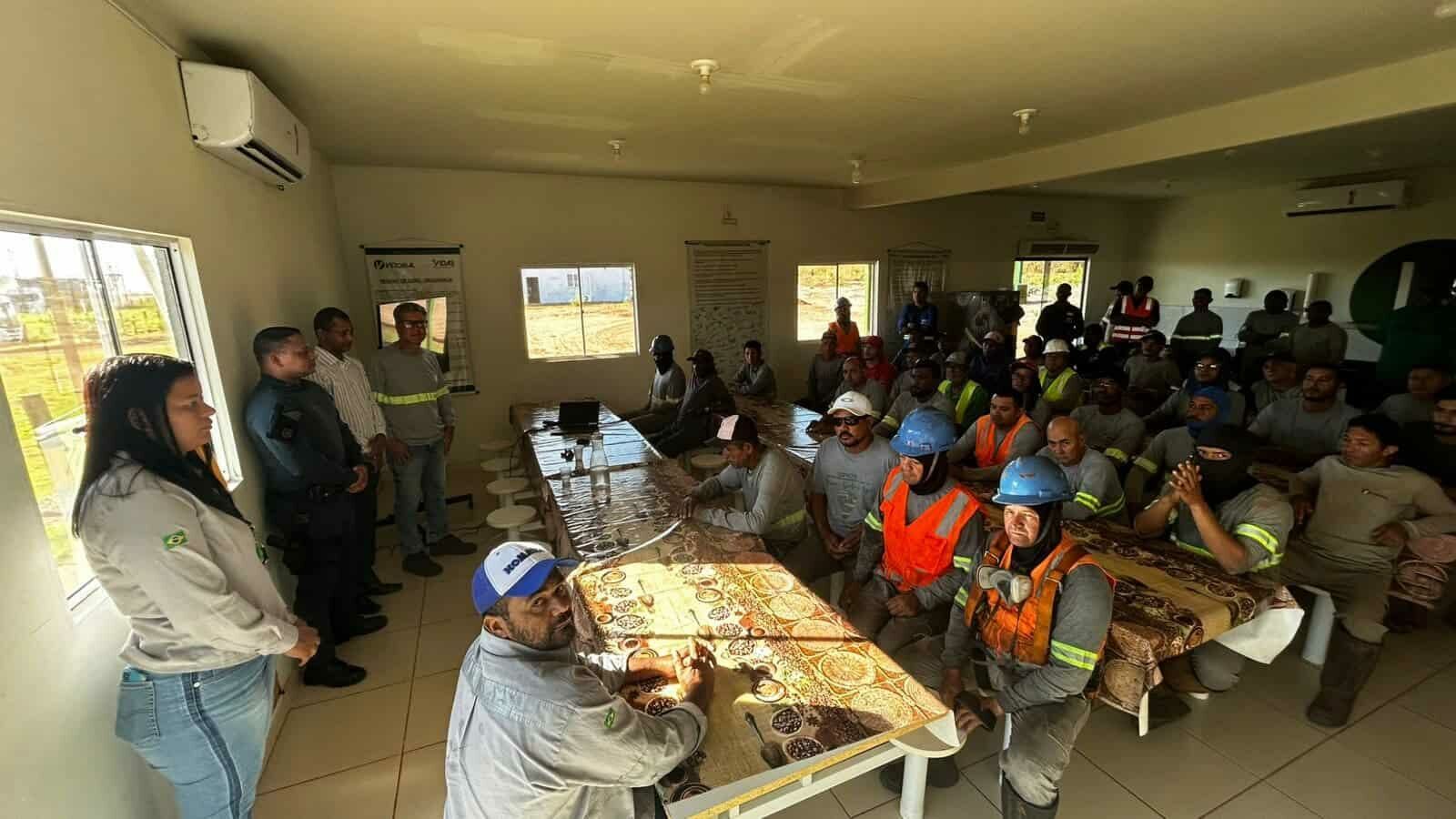 Imagem de compartilhamento para o artigo PM e Detrat realizam palestra sobre segurança no trânsito para funcionários de empresa em Sonora da MS Todo dia