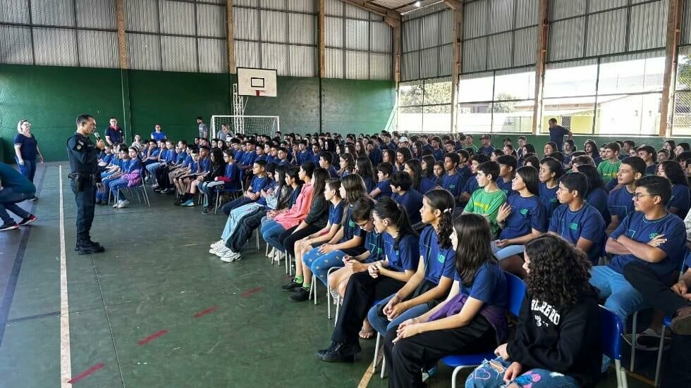 Imagem de compartilhamento para o artigo Polícia Militar leva palestras sobre prevenção à exploração sexual a mil alunos em escola de São Gabriel do Oeste da MS Todo dia