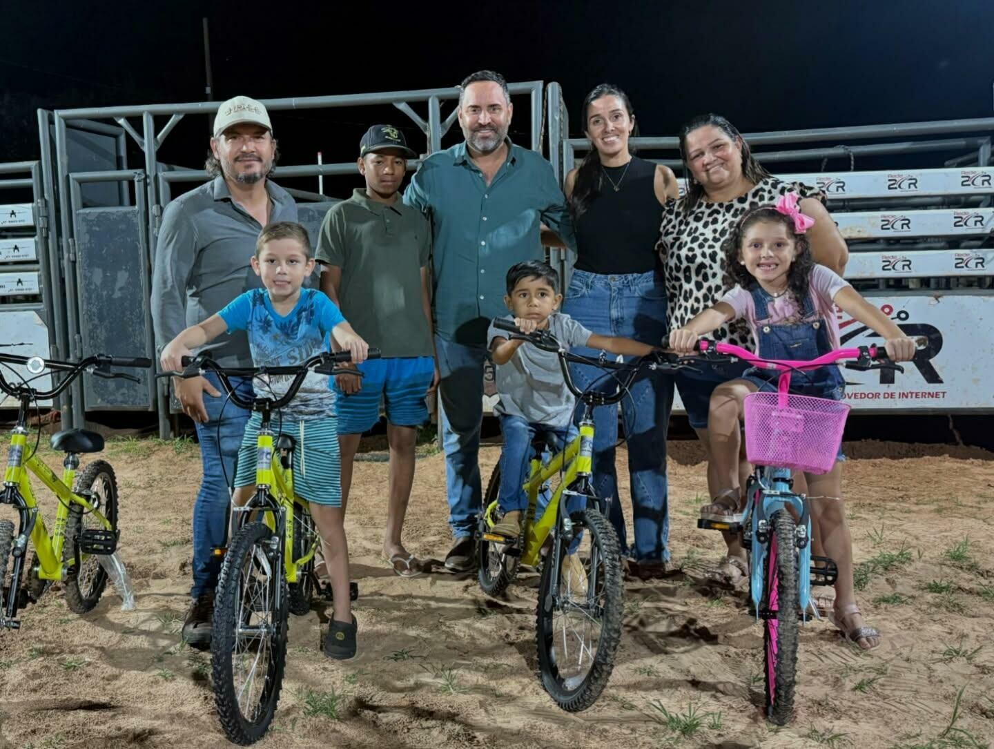 Imagem de compartilhamento para o artigo Prefeito Weliton Guimarães participa da entrega de bicicletas no Rancho 359, em Alcinópolis da MS Todo dia